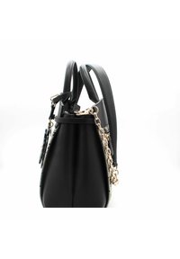 Zwarte leren handtas met een afgeronde vorm, voorzien van een gouden kettingaccent en dubbele handvatten, gladde textuur en een ritsluiting.