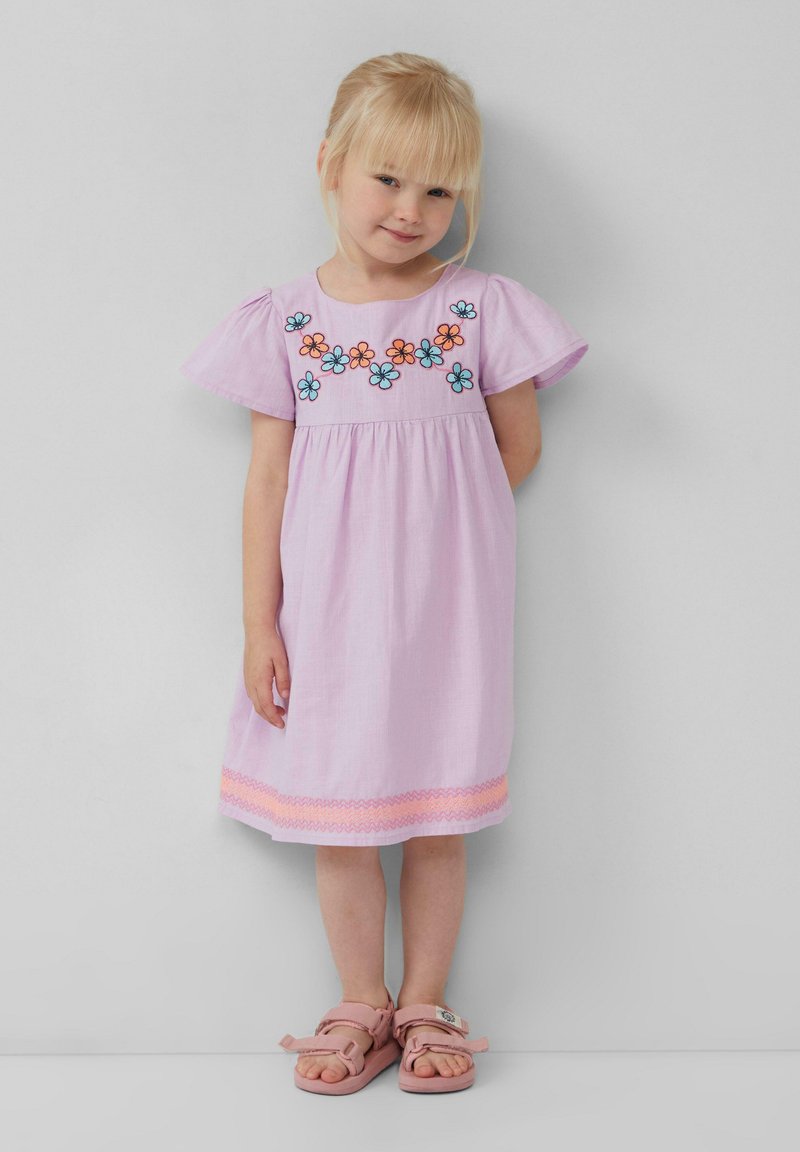 Lavendel Baumwollkleid mit kurzen, schwingenden Ärmeln, verziert mit floraler Stickerei in Blau und Orange sowie einem pinken, gewellten Saum.
