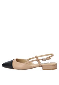 Beige Leder Slingback-Schuh mit schwarzer spitzer Zehe, flachem Absatz, verstellbarem Riemen und schlankem Design, das mit genähten Details versehen ist.