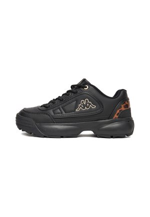 Zapatilla deportiva negra y gruesa con cierre de cordones en la parte delantera, logotipo beige en el lateral y detalle de estampado de leopardo en el talón, vista desde el lado izquierdo sobre fondo blanco.
