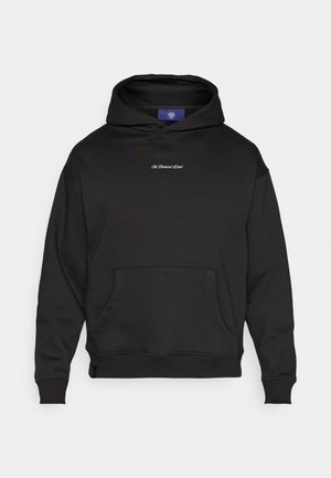 Černá mikina s kapucí vyrobená z polyesterové směsi. Obsahuje klokaní kapsu a žebrované manžety. Vyšívaný text na prsou v bílé barvě. Nastavitelná kapuce.