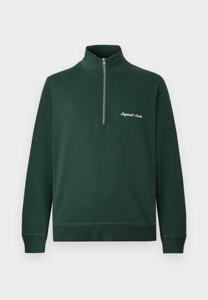 Dunkelgrüner Pullover mit langen Ärmeln, hohem Kragen und halbem Reißverschluss. Mit gesticktem Text auf der linken Brust. Glatte Stoffstruktur.