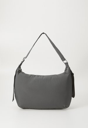 Bolso de hombro acolchado gris con forma curva, textura suave, correa ajustable y un logotipo sutil en relieve en la parte frontal.