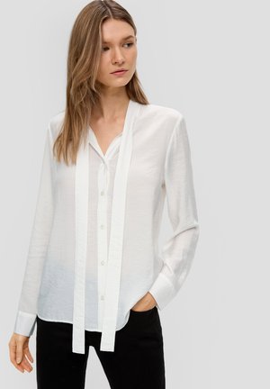 Witte langemouwen shirt van lichtgewicht stof, met een knopenluiting aan de voorkant en een strikdetail bij de halslijn. Zachte textuur en een ontspannen pasvorm.