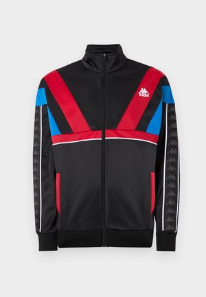 Schwarze Kappa Zip-Jacke mit roten und blauen geometrischen Designs, weißen Akzenten und Logo. Glattes Material mit langen Ärmeln und Taschen.