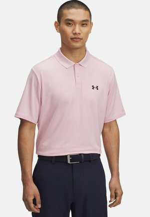 Rosa Poloshirt mit kurzen Ärmeln, einem Kragen und einer Knopfleiste mit drei Knöpfen. Mit einem schwarzen Under Armour-Logo auf der linken Brust.