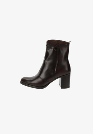 Braune Lederankelstiefel mit runder Zehenform, mittelhohem Blockabsatz und minimaler Naht. Seitenreißverschluss und kleines Ziehband auf der Rückseite.