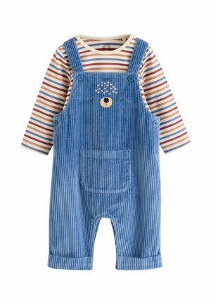 Blaue Baby-Latzhose aus Cord mit Fronttasche und besticktem Bärengesicht, getragen über einem Langarmshirt mit roten, blauen und beigen Streifen.