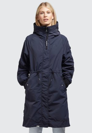 Manteau long marine en matériau léger, doté d'un col montant, d'une taille à cordon de serrage, de poches latérales et d'une fermeture éclair.