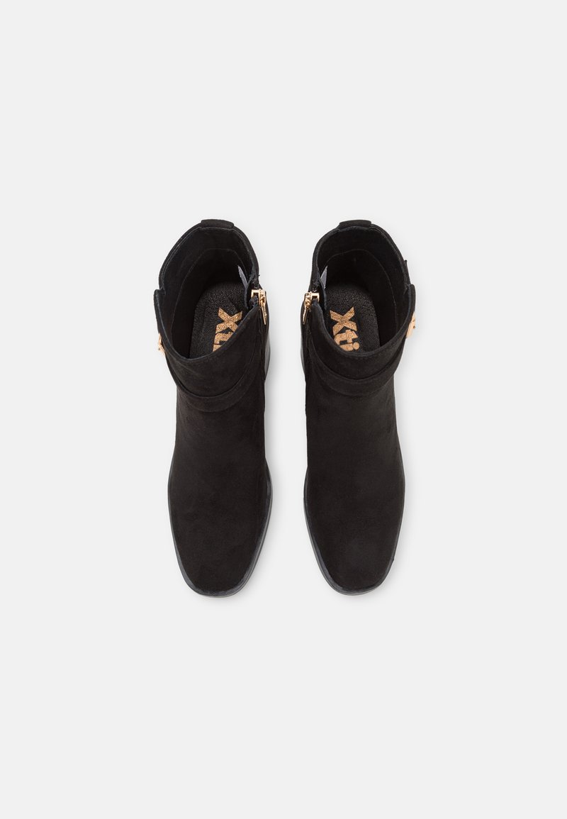 Schwarze Wildleder-Stiefeletten mit glatter Textur, runder Zehenpartie und goldenen Reißverschluss-Akzenten an beiden Seiten. Flache Sohle und robustes Design.