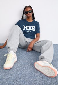 Nike Sportswear AIR FORCE 1 SHADOW - Sportcipő - coconut milk/crimson tint/light silver/sail/guava ice