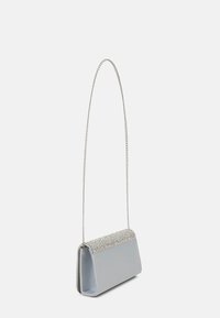 Pochette argentée avec une bandoulière chaîne, présentant un corps lisse gris et une section supérieure texturée et ornée de strass transparents.