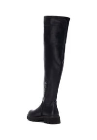 Botas negras por encima de la rodilla fabricadas en cuero suave, con cierre lateral de cremallera y suela de goma gruesa, que cuentan con una punta redondeada.