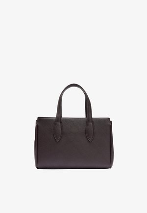 Ciemnobrązowa skórzana torebka z dwoma uchwytami, o prostokątnym kształcie i subtelnym teksturowanym wzorze na białym tle.