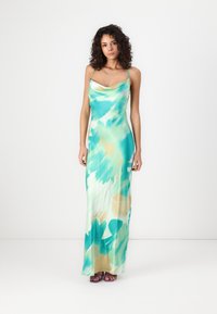 Robe longue et fluide en turquoise avec des motifs abstraits verts et beiges, dotée de fines bretelles et d'un décolleté drapé. Texture lisse semblable à du satin.