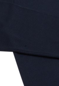 Dunkelmarineblaues Gewebe, glatte Textur, eng gewebt. Zwei sich überlappende Abschnitte mit sichtbaren Nähten. Keine ausgeprägten Muster oder Beschläge.