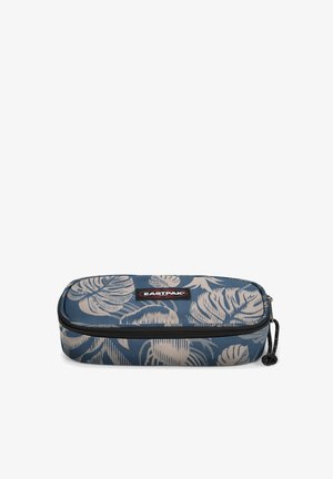 Trousse à crayons bleue avec motif de feuilles beige, fermeture éclair et écusson logo. Tissu texturé et forme arrondie. Conçue pour la papeterie.