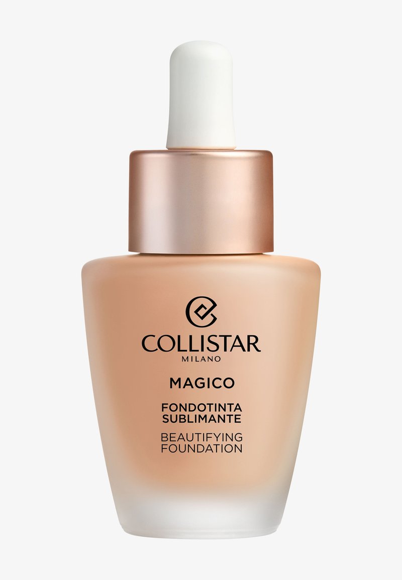 Fondotinta Magico Beautifying di Collistar in una bottiglia di vetro trasparente con base arrotondata, liquido beige, contagocce bianco e tappo metallizzato color oro rosa.
