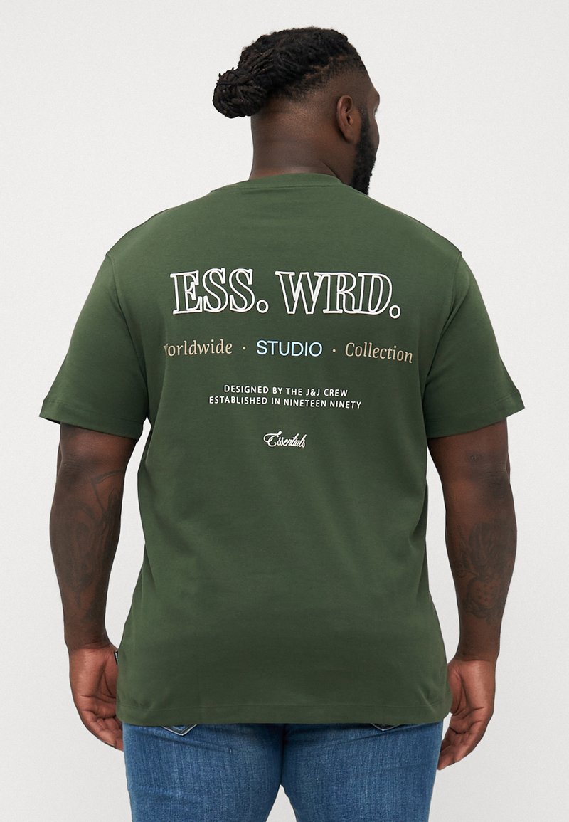 Camiseta de algodón verde oliva con texto impreso en blanco y azul claro en la parte de atrás, con un corte relajado y mangas cortas.