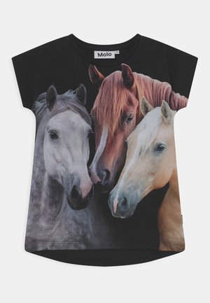 Maglietta nera a maniche corte con stampa realistica di tre teste di cavallo nei colori grigio, castano e crema rivolte in avanti.