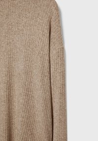 Beżowy sweter prążkowany z luźnym krojem, fakturowanym wzorem i szerokimi rękawami, wykonany z miękkiej, dzianinowej tkaniny.