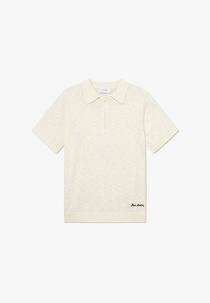 Kratka rokava, krema polo pulover s ohlapnim zadrgo na ovratniku, rebrastim robom in izvezenim črnim poudarkom z besedilom na sprednji levi strani.