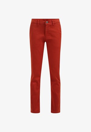 Pantalones ajustados rojos de algodón; cuentan con cierre de botón, trabillas para cinturón y bolsillos en la parte delantera y trasera. Textura suave.