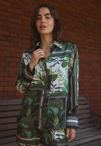 Next REGULAR FIT LONG SLEEVE  - Košilová halenka  - kew collection black green palm print