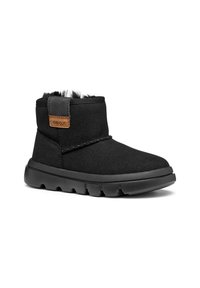 Botín negro de ante con forro de piel sintética. Cuenta con una suela de goma negra texturizada y una etiqueta de marca de cuero marrón en la parte trasera.