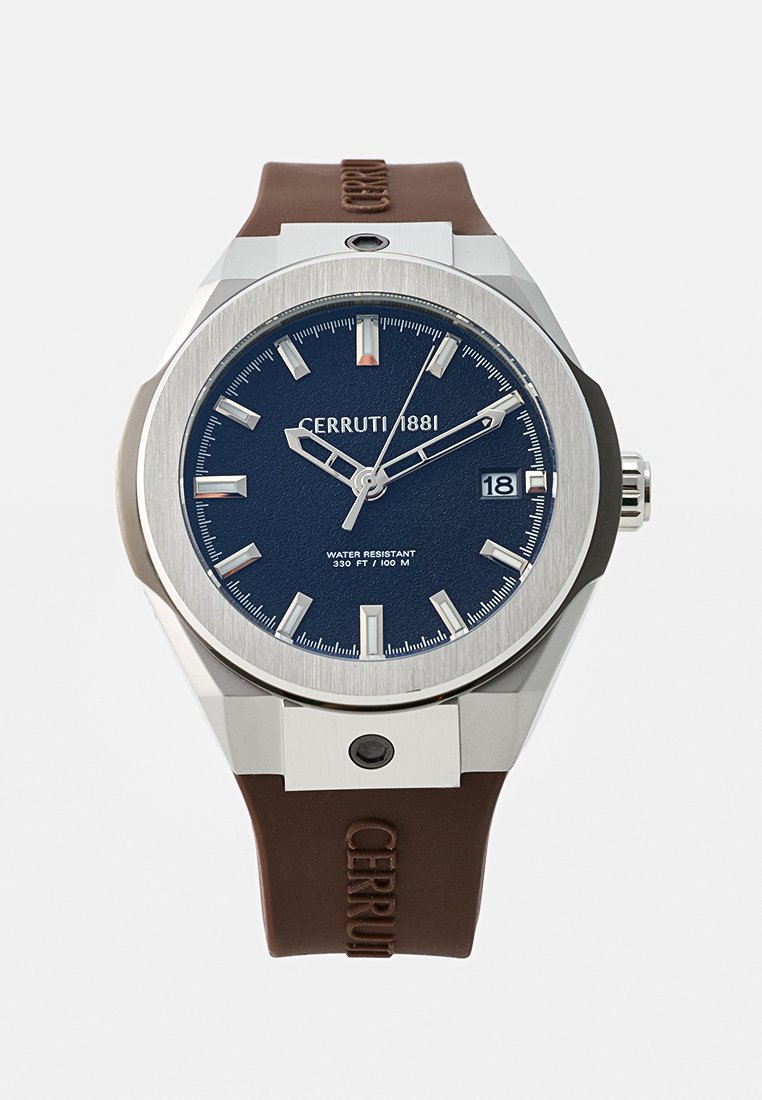 Montre Cerruti 1881 avec un boîtier en acier inoxydable, un cadran bleu marine, des index en argent, et un bracelet en caoutchouc marron. Elle dispose d'un affichage de la date et d'une résistance à l'eau.