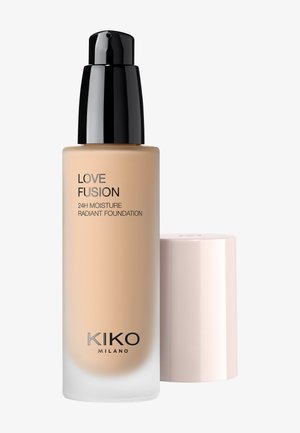 Bottiglia di fondotinta KIKO Milano Love Fusion 24H Moisture Radiant con dispenser nero e tappo beige accanto.