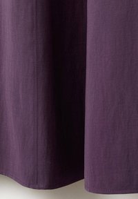 Rideau en tissu violet foncé avec des coutures verticales visibles et une légère texture, suspendu droit avec des plis doux.