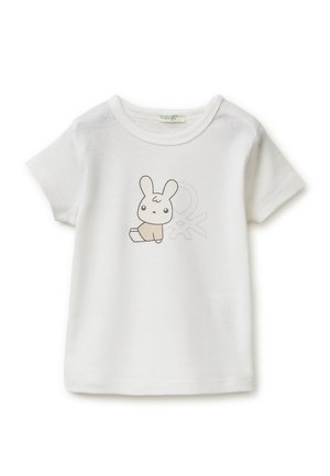 Maglietta bianca a maniche corte per bambino piccolo con collo tondo e coniglio dei cartoni animati seduto accanto a forme geometriche grigio chiaro sul davanti.