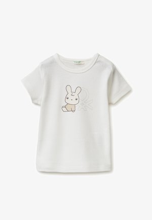 Camiseta blanca de manga corta para niño pequeño con cuello redondo y un conejo de dibujos animados sentado junto a formas geométricas gris claro en el frente.