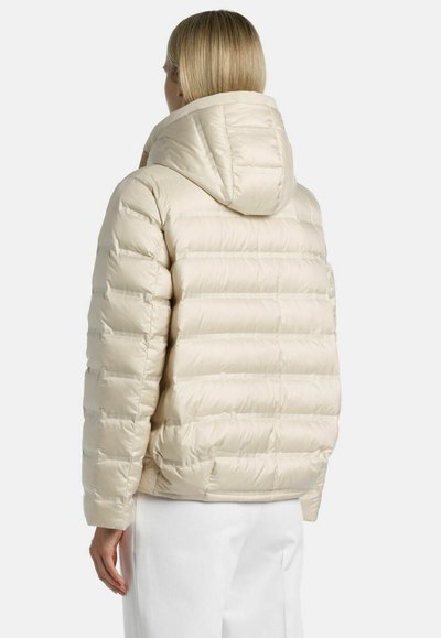 Beige gewatteerde jas met een capuchon, met doorgestikte secties, een gladde textuur en een relaxte pasvorm, zichtbaar van achteraf.