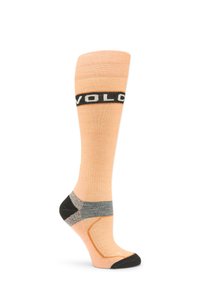 Calcetín naranja hasta la rodilla con logo negro en la parte superior, detalles en gris y negro en el talón y el arco, con una textura suave en toda su longitud.