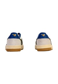 Scarpe sportive con una combinazione di materiali blu, verde e bianco. Presentano una tomaia testurizzata, un collare imbottito e una suola in gomma.