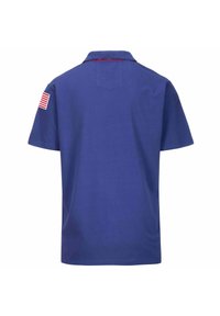 Polo shirt blu con colletto, dotato di maniche corte. Presenta un patch ricamato della bandiera americana sulla spalla sinistra.