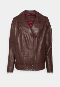 Giubbotto biker in pelle bordeaux scuro con zipper asimmetrica, rever a punta, tasche con zip, cintura in vita e fodera in satin bordeaux.