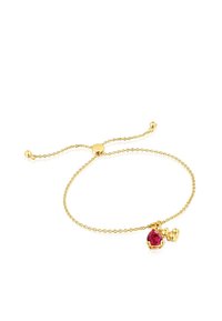 Złota bransoletka z twisted chain design, ozdobiona czerwoną kroplą kamienia szlachetnego i okrągłym zapięciem, regulowana długość.