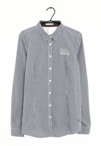 Svartvit rutigt mönstrad skjorta med lång ärm, knäppning framtill, vita knappar och nedvikt krage. Har broderad logotyp.