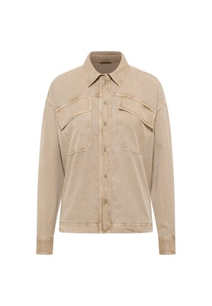 Beżowa, długorękawowa koszula zapinana na guziki, z dwoma patkowymi kieszeniami na piersi i kołnierzykiem, z widocznymi przeszyciami.