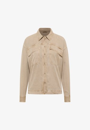 Beżowa, długorękawowa koszula zapinana na guziki, z dwoma patkowymi kieszeniami na piersi i kołnierzykiem, z widocznymi przeszyciami.