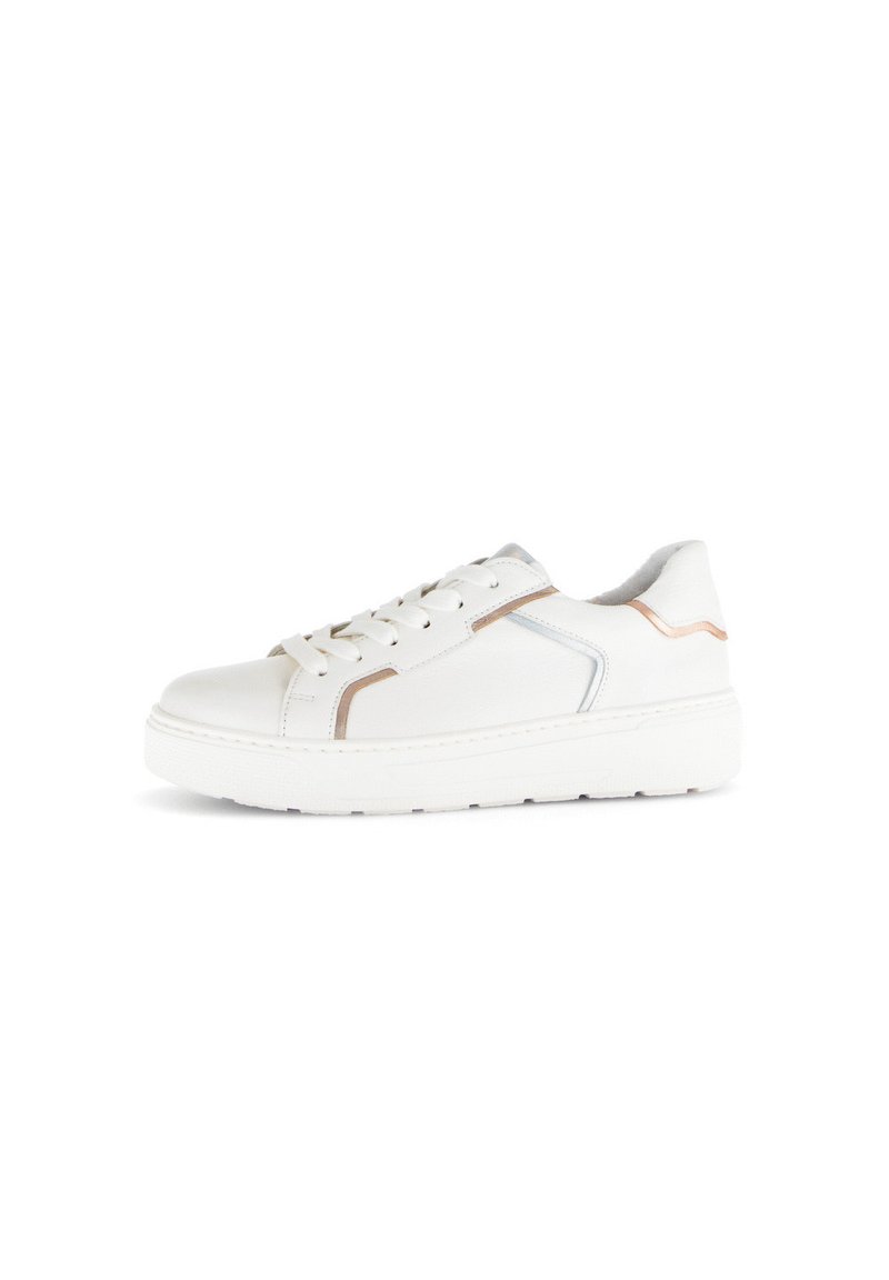 Sneakers bianchi in pelle con suola spessa, accentuati da strisce grigie e rame lungo i lati. Presentano una punta rotonda e chiusura con lacci.