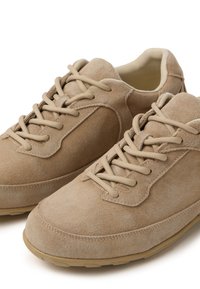 Scarpe in suede beige con superficie texture, punta tonda e design con lacci. Interno morbido e suola in gomma.