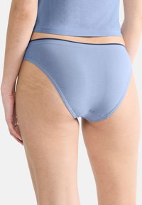 Hellblauer Baumwollslip mit glatter Textur und kontrastierendem dunklen Bund. Entworfen für einen bequemen Sitz.