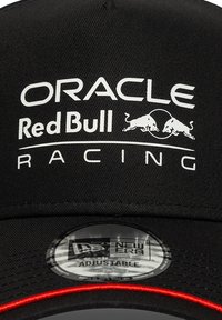 Μαύρο καπέλο μπέιζμπολ από ύφασμα, με λευκό κείμενο «ORACLE Red Bull RACING» και κόκκινη ραφή ως διακοσμητικό στοιχείο. Ρυθμιζόμενο μέγεθος με ετικέτα New Era.