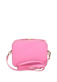 Borsa a tracolla in finta pelle rosa, di forma rettangolare, con hardware dorato e una lunga tracolla regolabile. Texture liscia con chiusura a zip.