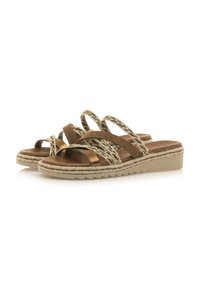 Sandalias espadrilles marrones con tiras trenzadas y acentos metálicos, con plantilla acolchada y suela de goma texturizada para mayor agarre.