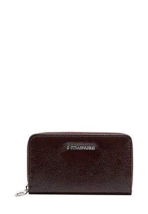 Portefeuille en simili cuir marron avec une finition texturée, fermeture éclair et logo argenté. Forme rectangulaire avec bords arrondis.